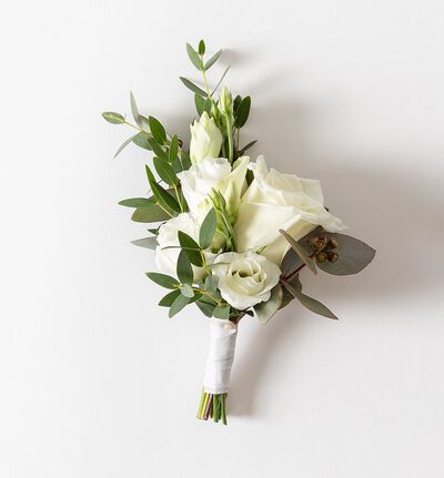 Knapphullsblomst med hvit rose og grønt